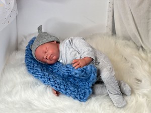 Hudson-asleep-full-limbs-fully-assembled-weighted-with-magnets-004