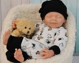 Willow-Sieben-asleep-18inch-1-4-limb-003-csdp