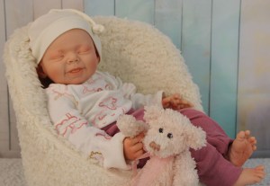 Willow-Sieben-asleep-18inch-1-4-limb-004-csdp
